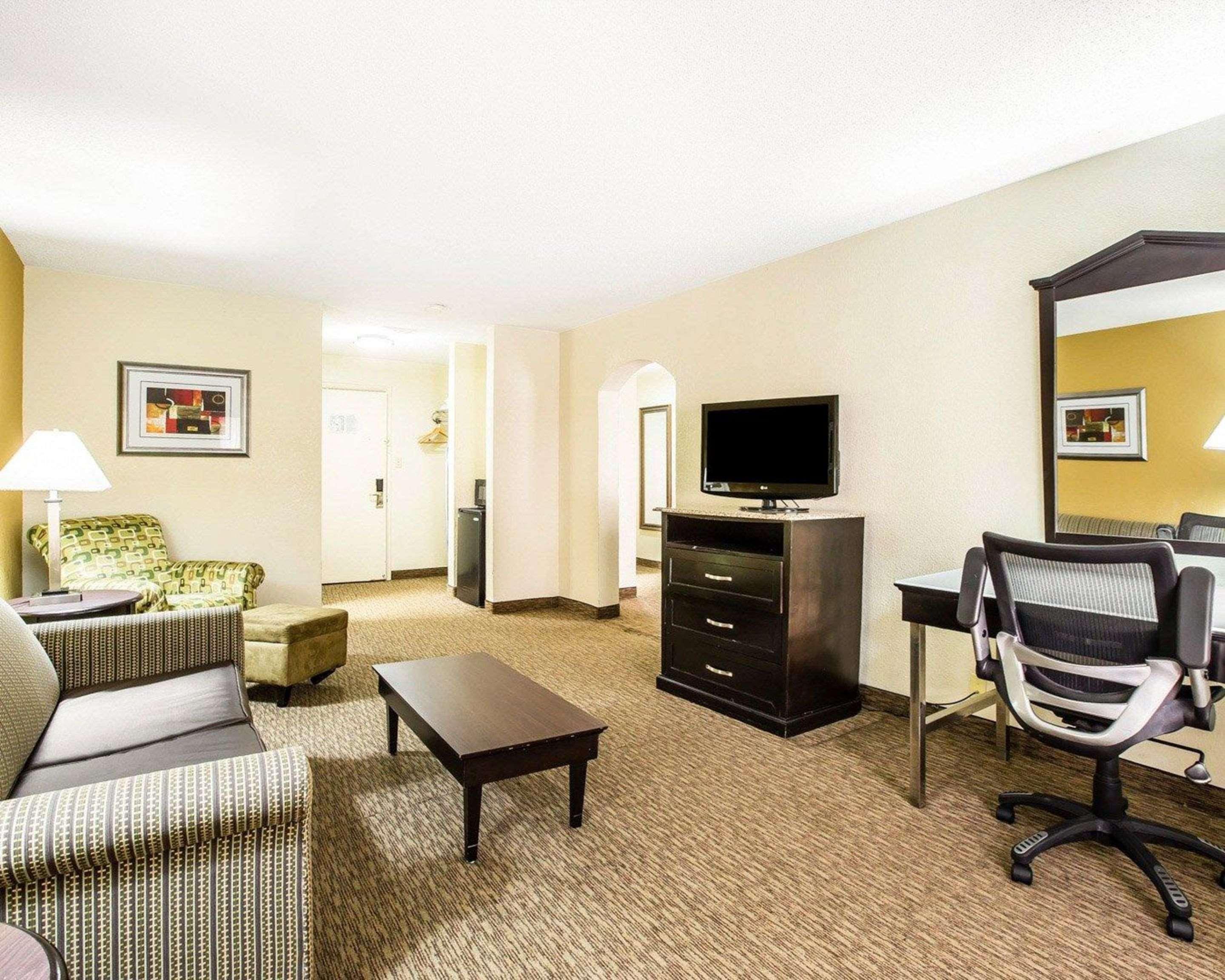 Quality Inn & Suites - Greensboro-High Point Buitenkant foto